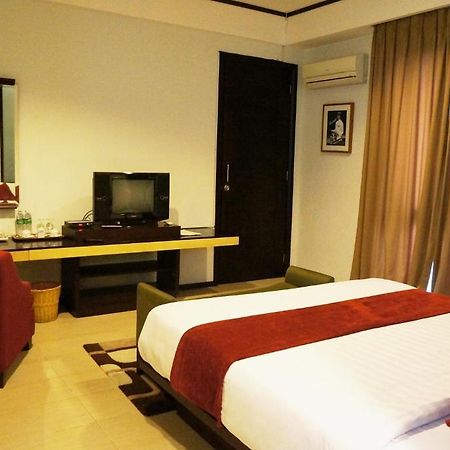 Rumah Nenek Hotel And Restaurant Padang  Dış mekan fotoğraf