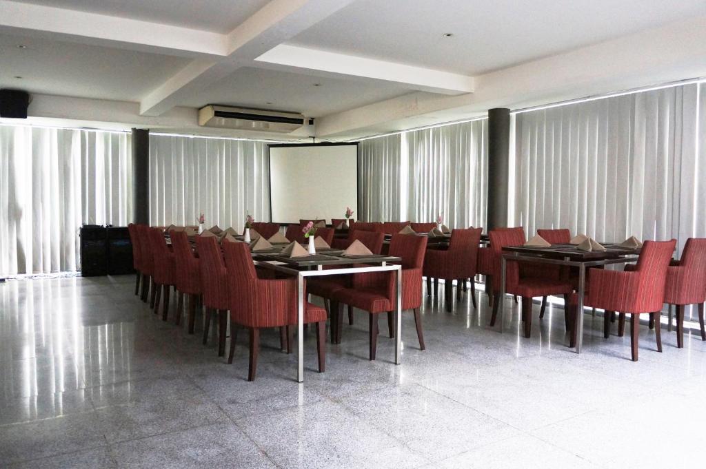 Rumah Nenek Hotel And Restaurant Padang  Dış mekan fotoğraf